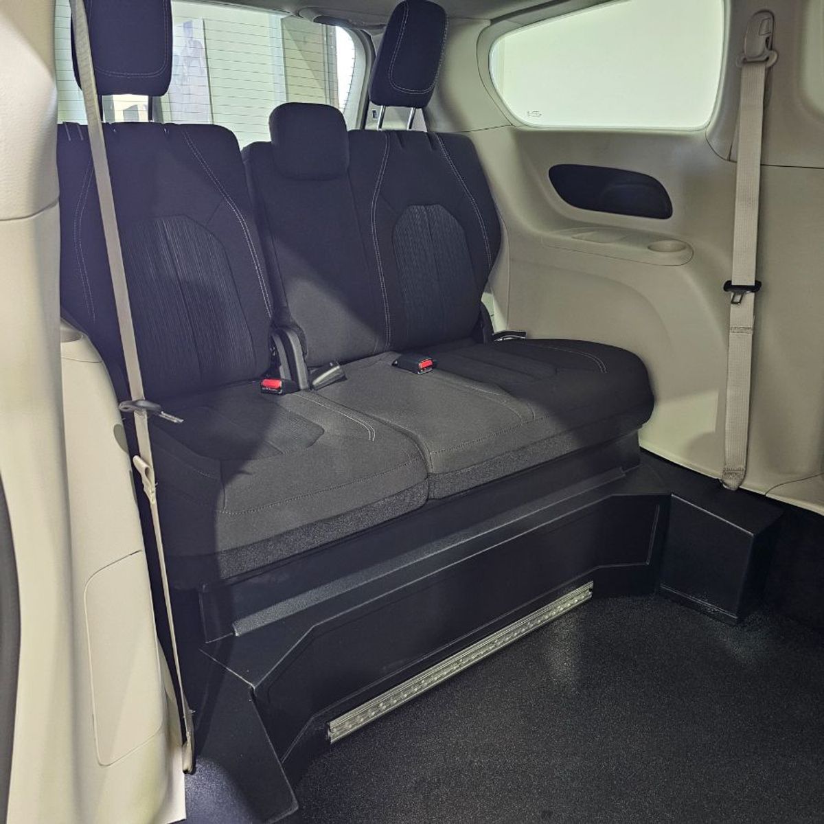 White Chrysler Voyager image number 12