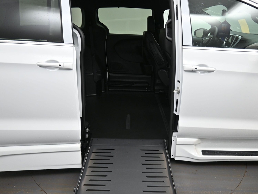 White Chrysler Pacifica image number 10