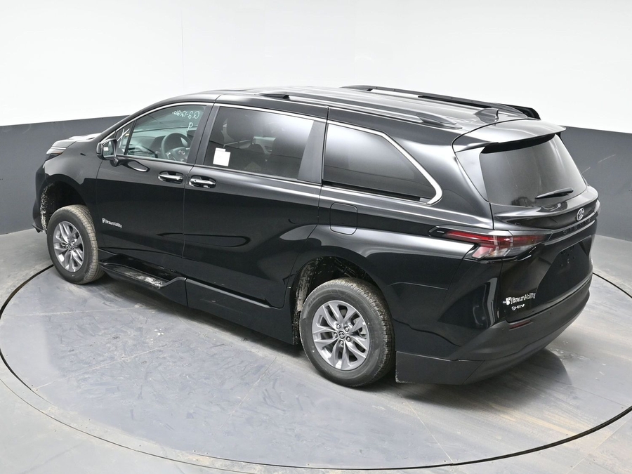 Black Toyota Sienna image number 24