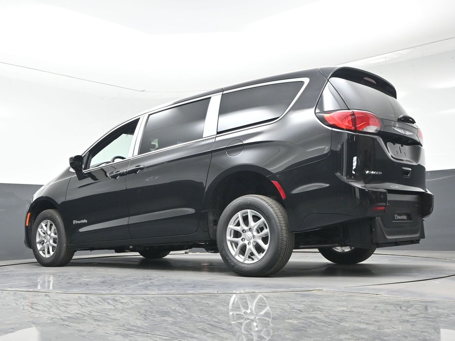 Black Chrysler Voyager image number 19