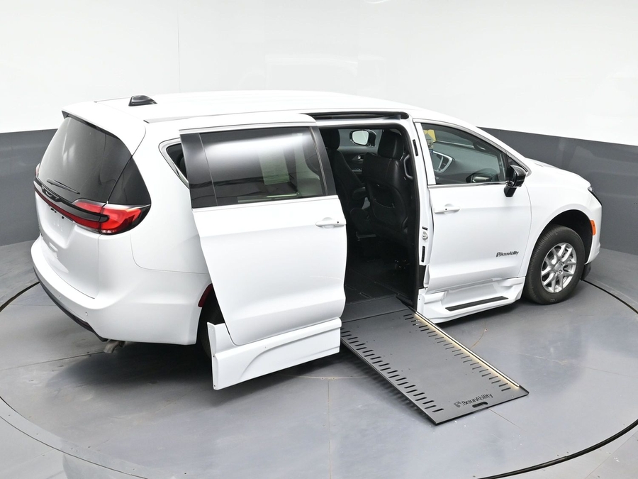 White Chrysler Pacifica image number 23