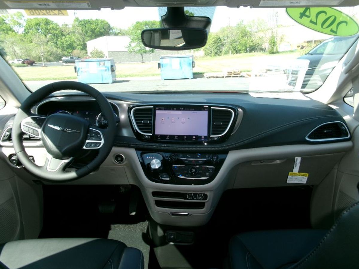 2024 CHRYSLER PACIFICA - Image 11