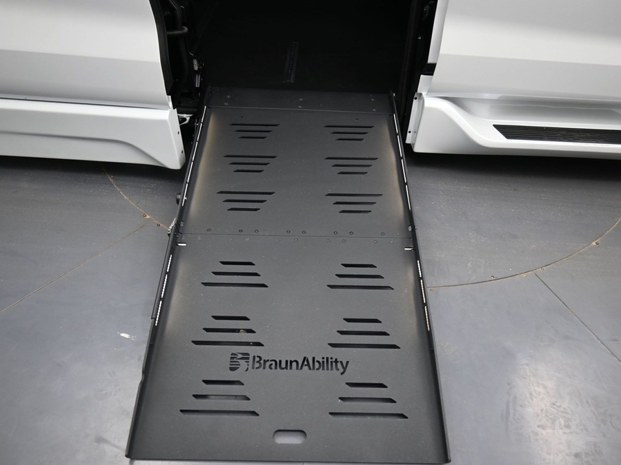 New 2026 Toyota Sienna Hybrid XLE Base - BraunAbility Side Entry Entry Fold Out Automatic Ramp
