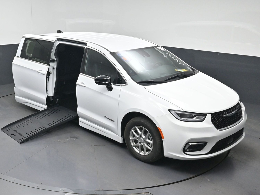 White Chrysler Pacifica image number 20