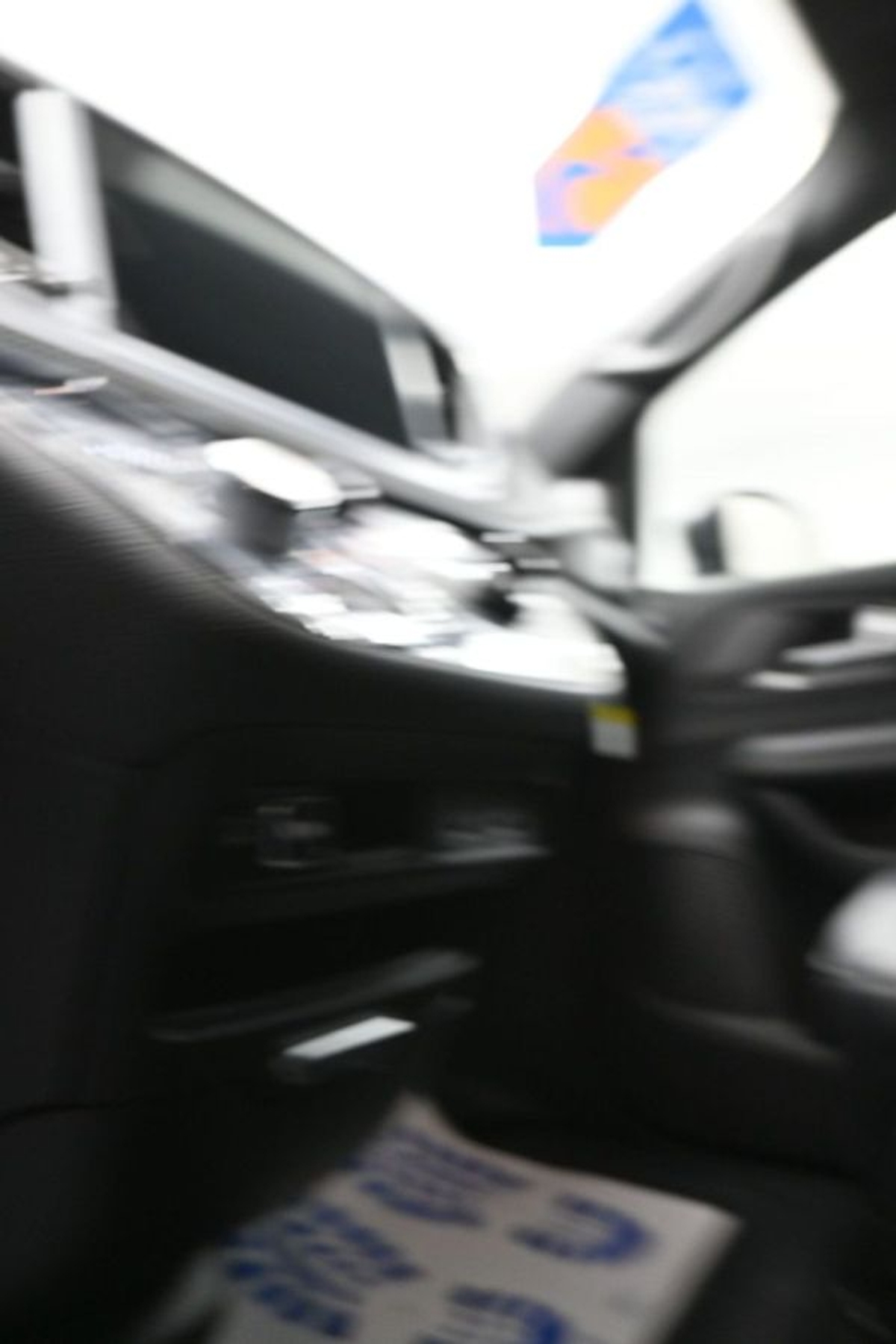 Black Chrysler Pacifica image number 15