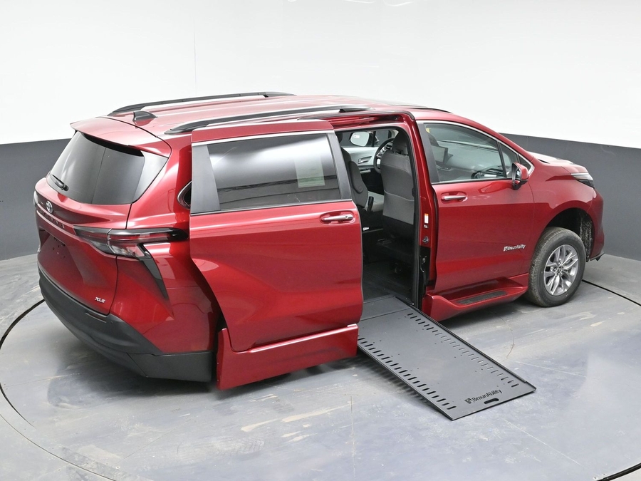 New 2026 Toyota Sienna Hybrid XLE Add - BraunAbility Side Entry Entry In Floor Automatic Ramp