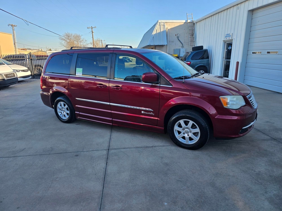  Chrysler Town and Country image number 1