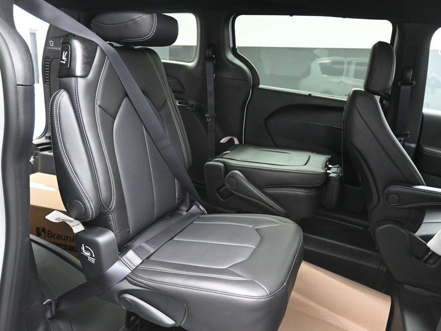 White Chrysler Voyager image number 15