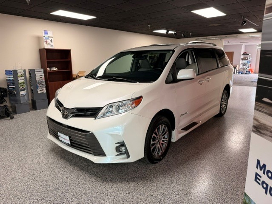 Used 2020 Toyota Sienna XLE - BraunAbility Side Entry Fold Out Automatic Ramp