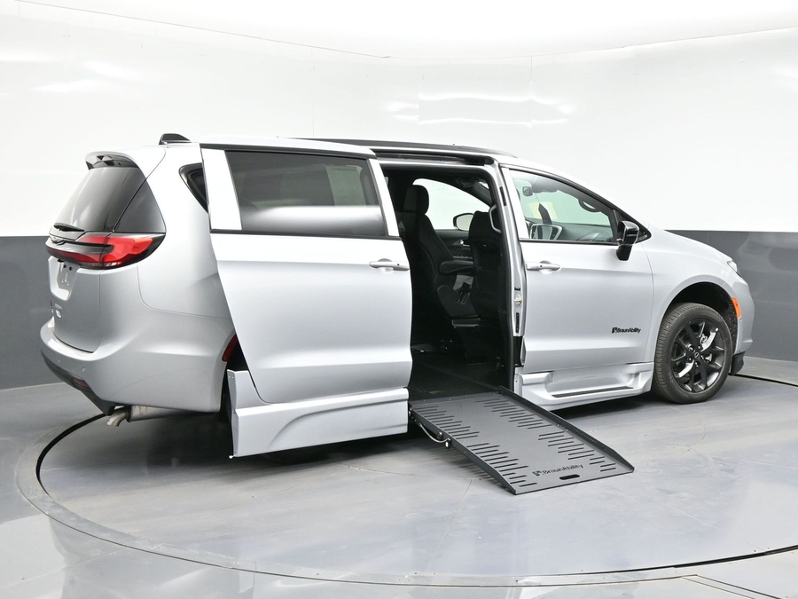New 2026 Chrysler Pacifica Select Sport - BraunAbility Side Entry Entry Fold Out Automatic Ramp
