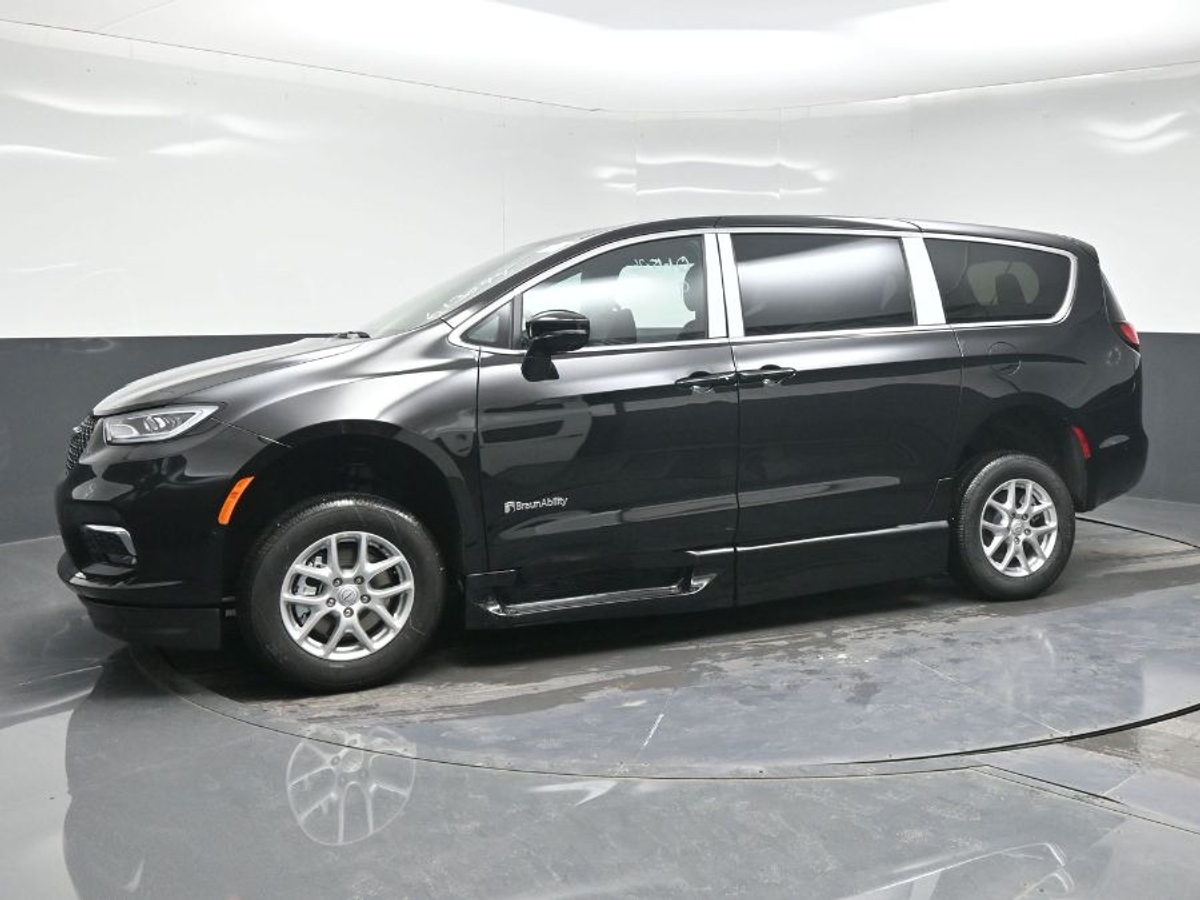 Black Chrysler Pacifica image number 2
