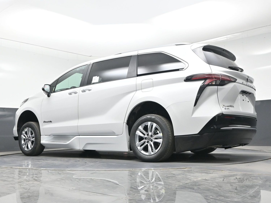 New 2026 Toyota Sienna Hybrid Limited - BraunAbility Side Entry In Floor Automatic Ramp