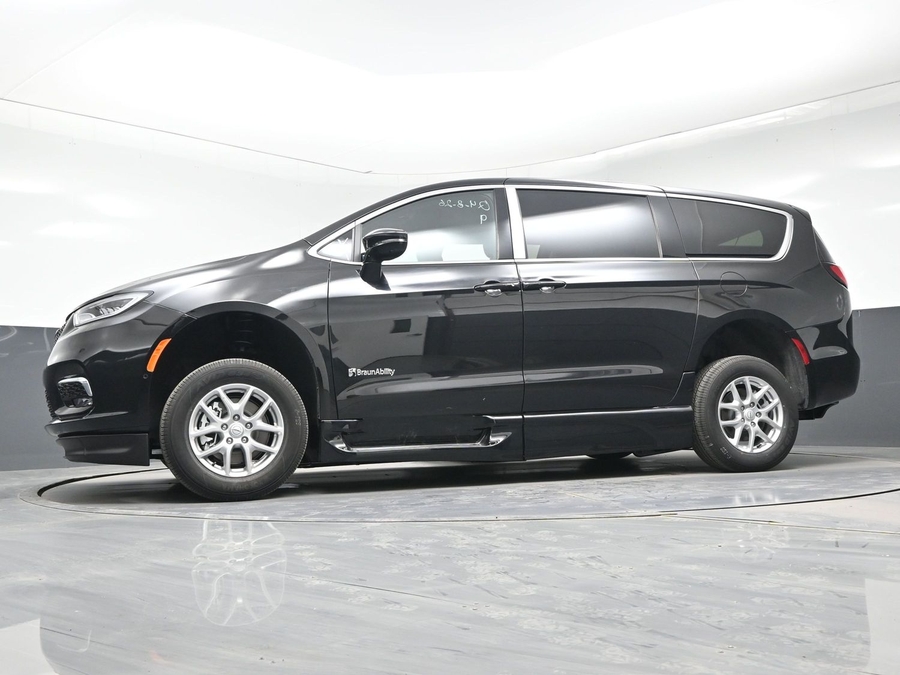 Black Chrysler Pacifica image number 13