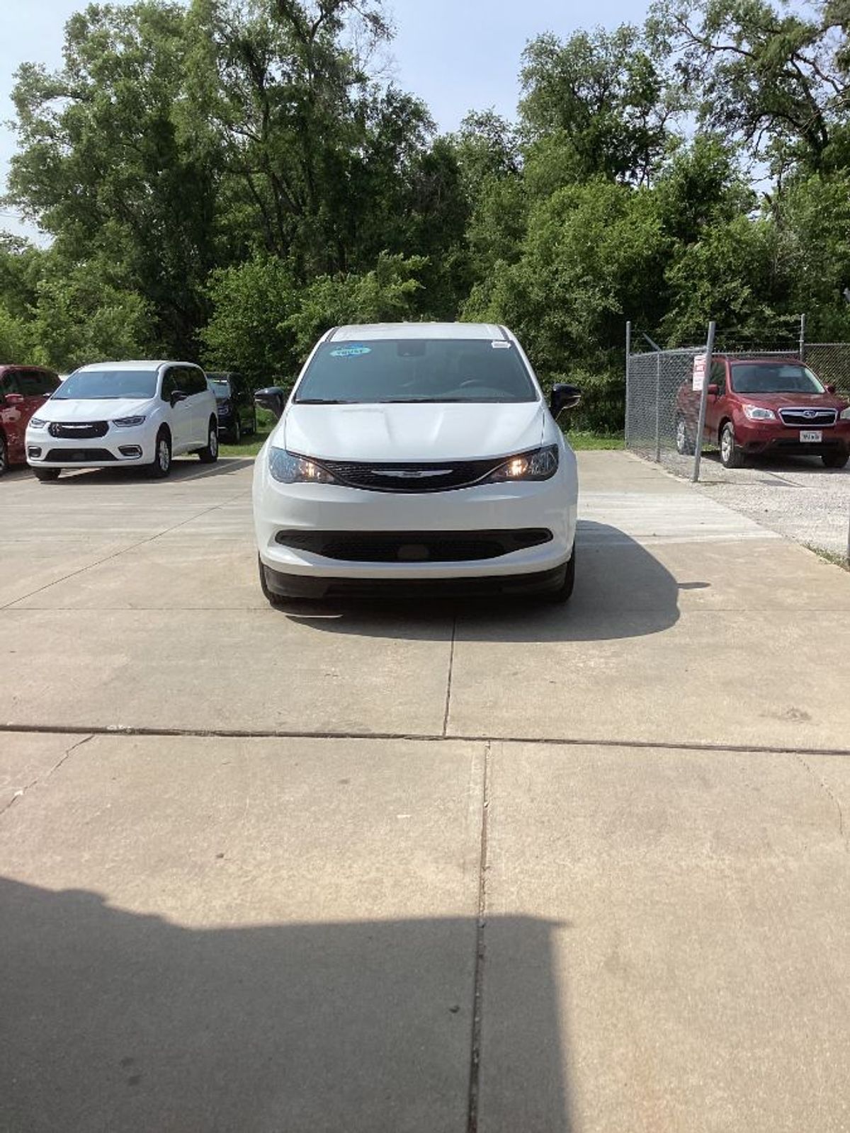 White Chrysler Voyager image number 3