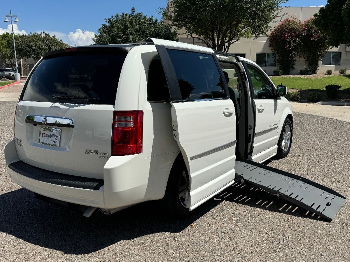2010 DODGE GRAND CARAVAN - Image 2
