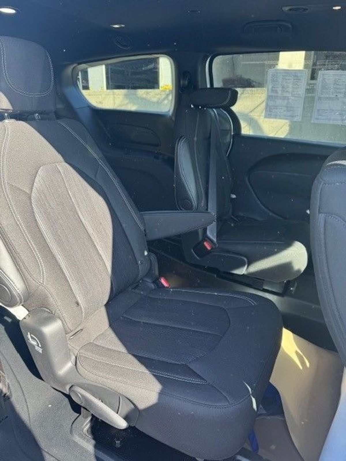 White Chrysler Voyager image number 2