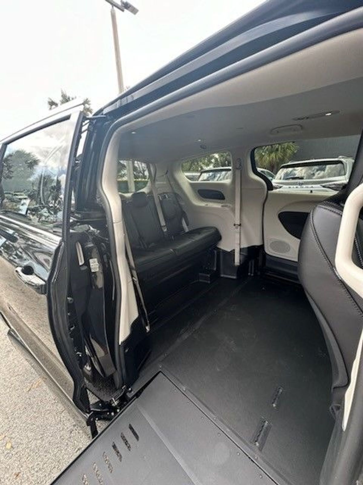 2024 Chrysler Pacifica Touring L - Photo 10