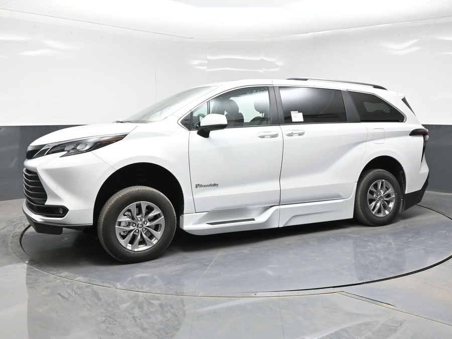 New 2026 Toyota Sienna Hybrid XLE Add - BraunAbility Side Entry Entry In Floor Automatic Ramp