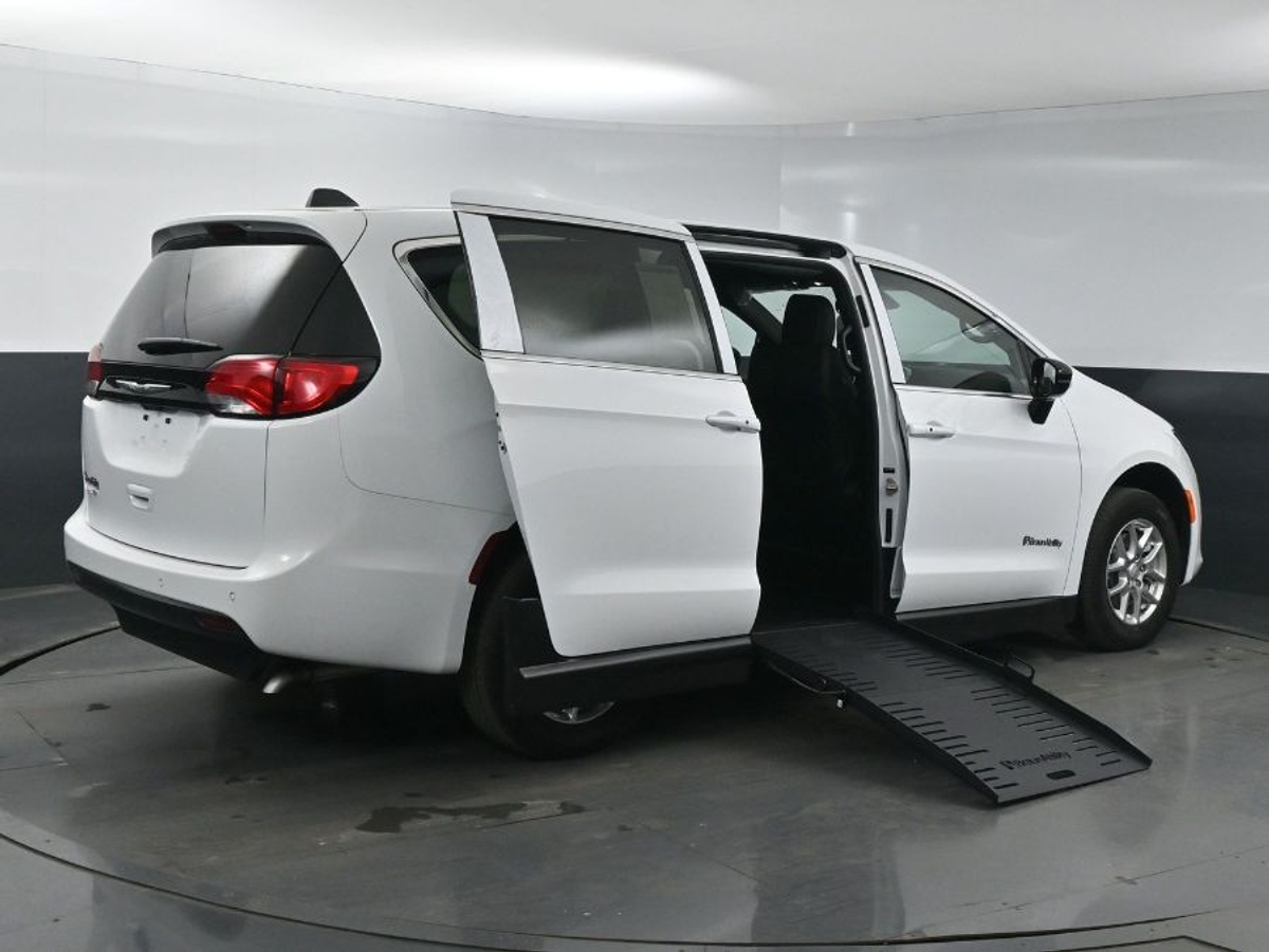 2025 CHRYSLER VOYAGER - Image 5