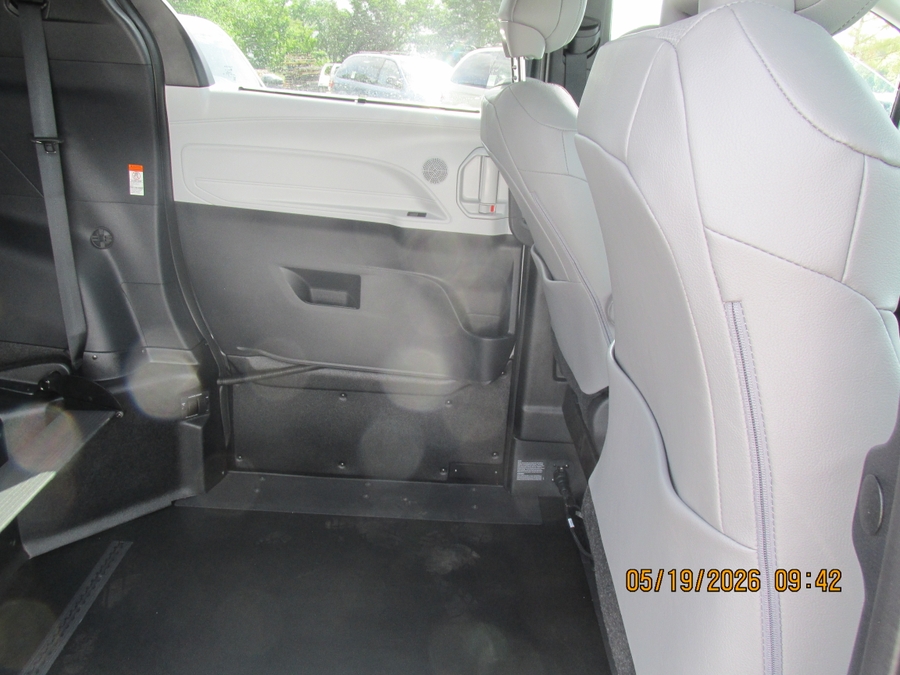 Grey Toyota Sienna image number 7
