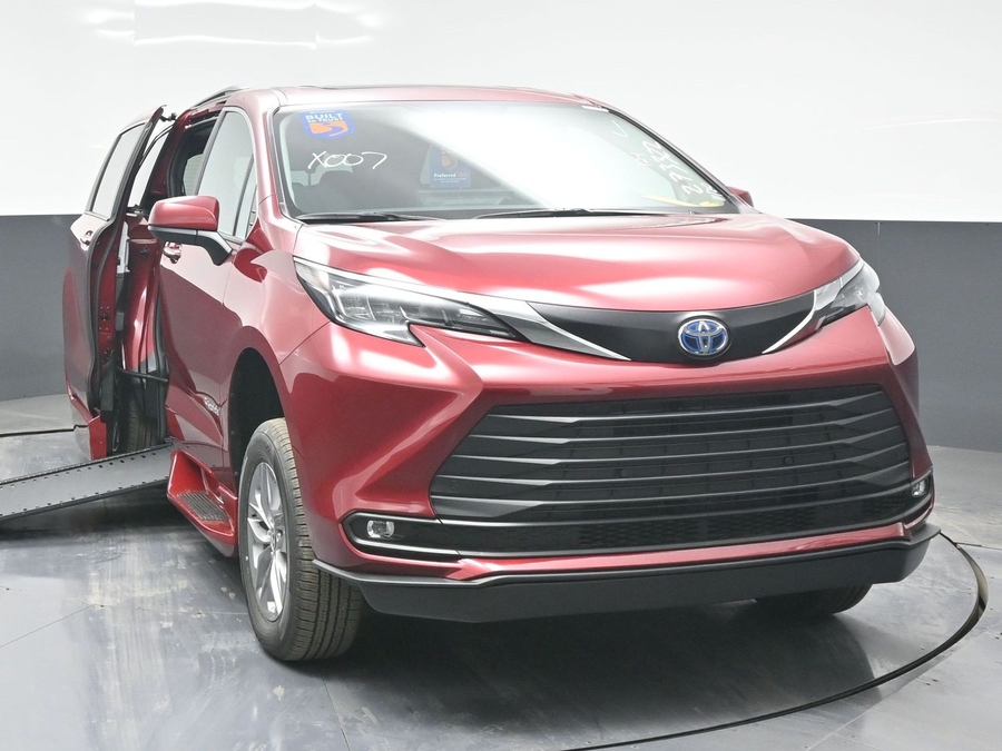 New 2025 Toyota Sienna Hybrid XLE Plus - BraunAbility Side Entry Entry In Floor Automatic Ramp