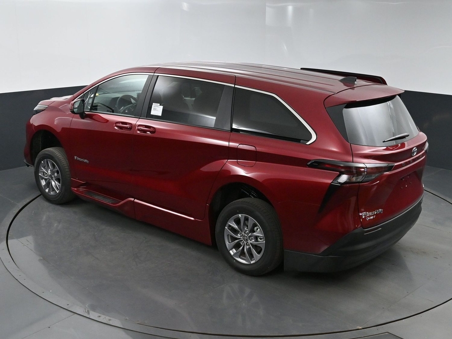 New 2025 Toyota Sienna Hybrid LE - BraunAbility Side Entry Entry Fold Out Automatic Ramp
