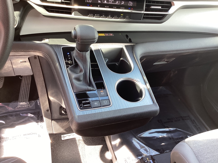 White Toyota Sienna image number 14