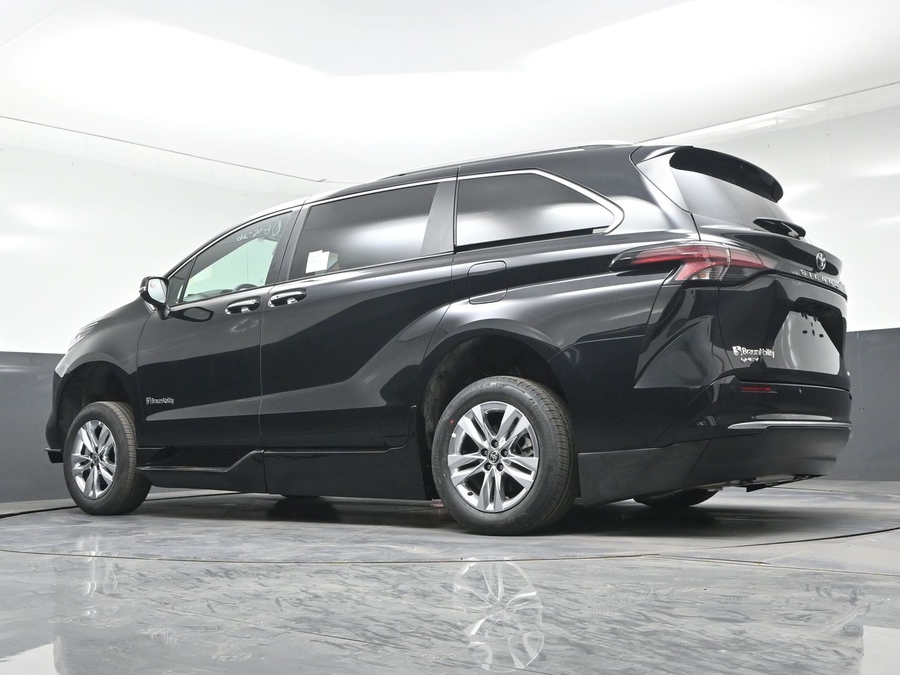 New 2026 Toyota Sienna Hybrid Limited - BraunAbility Side Entry Fold Out Automatic Ramp