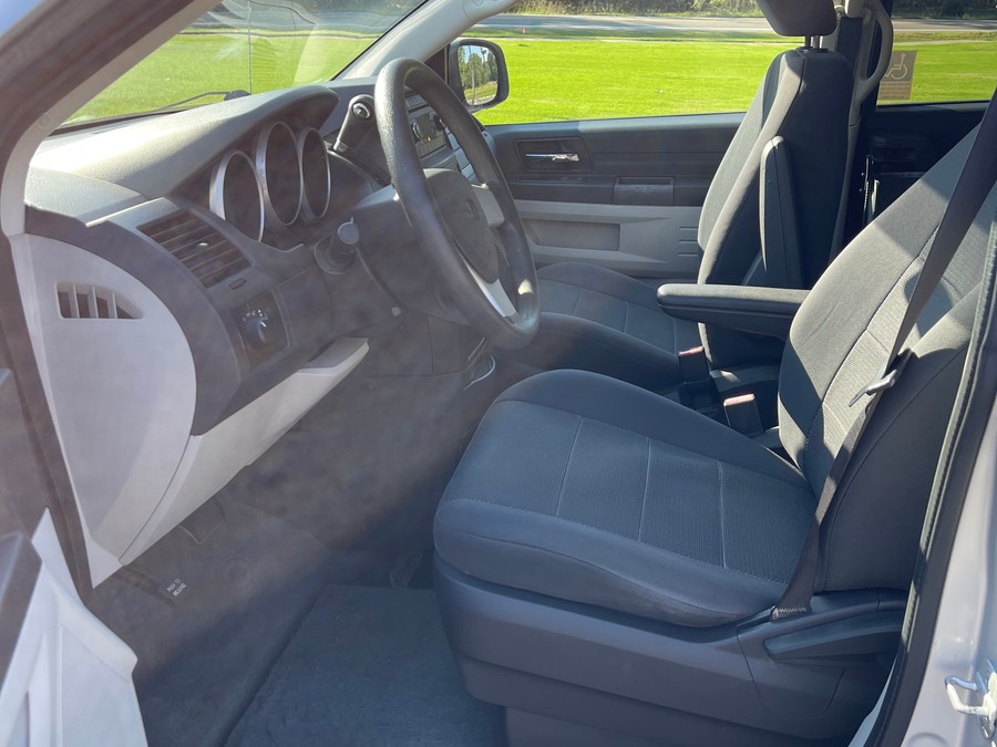 Silver Dodge Grand Caravan image number 10