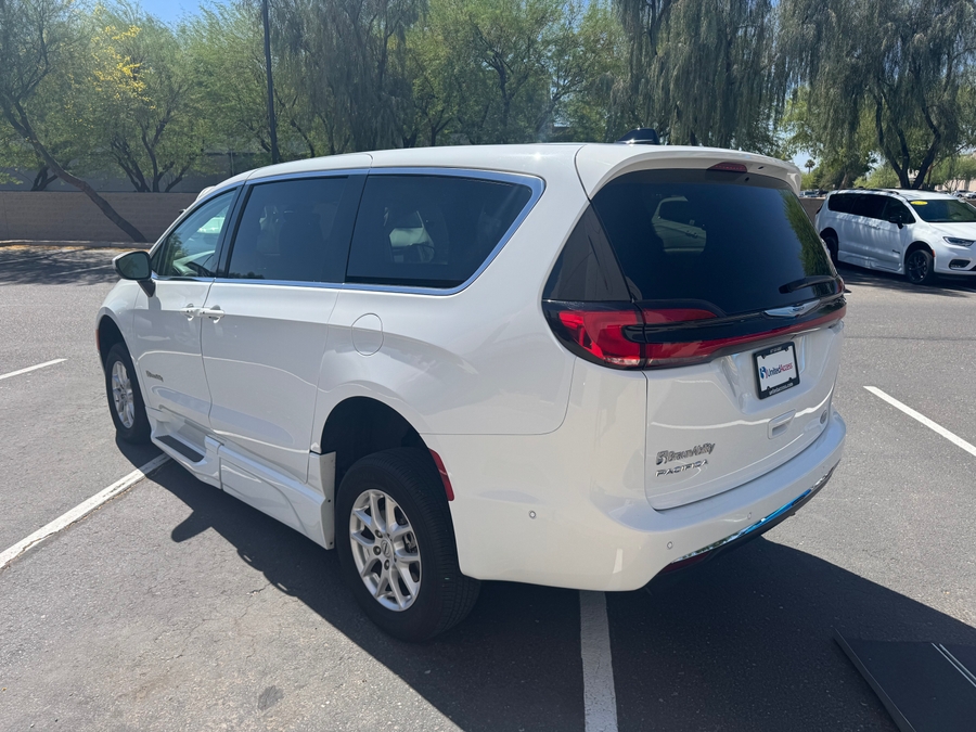 Used 2023 Chrysler Pacifica Touring L Safety - BraunAbility Side Entry Entry In Floor Automatic Ramp