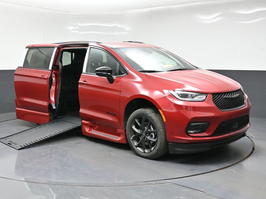 New 2026 Chrysler Pacifica Select Sport - BraunAbility Side Entry In Floor Automatic Ramp