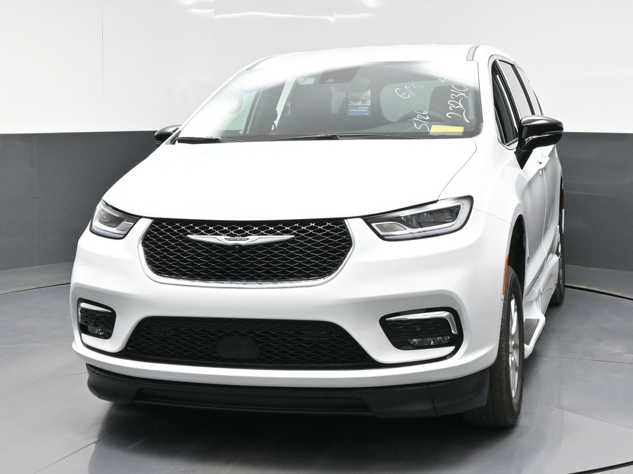 White Chrysler Pacifica image number 5