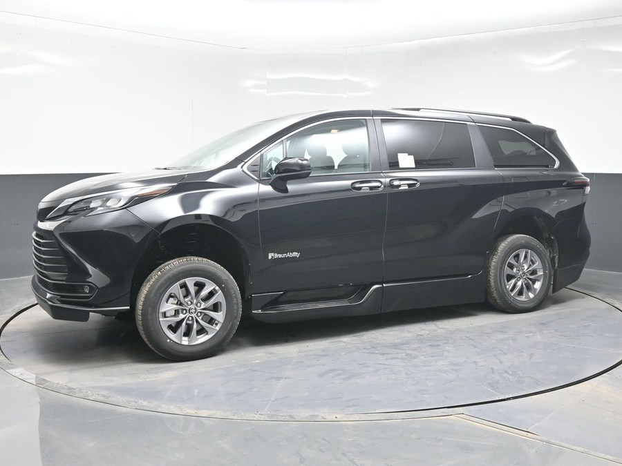 Black Toyota Sienna image number 5