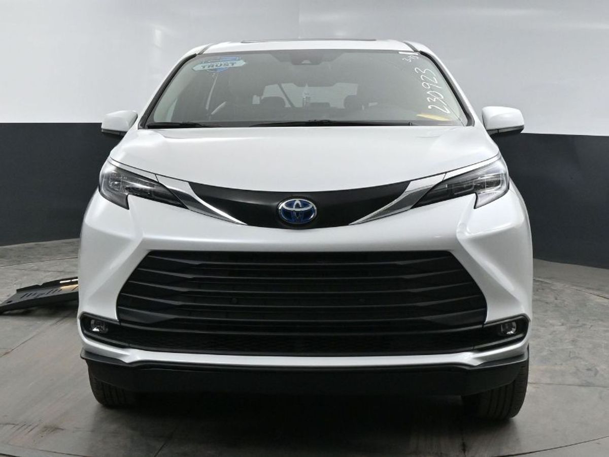 White Toyota Sienna image number 16
