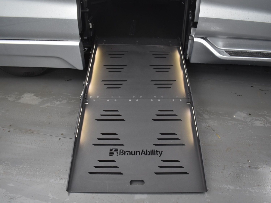 New 2025 Toyota Sienna Hybrid XLE Base - BraunAbility Side Entry Entry Fold Out Automatic Ramp
