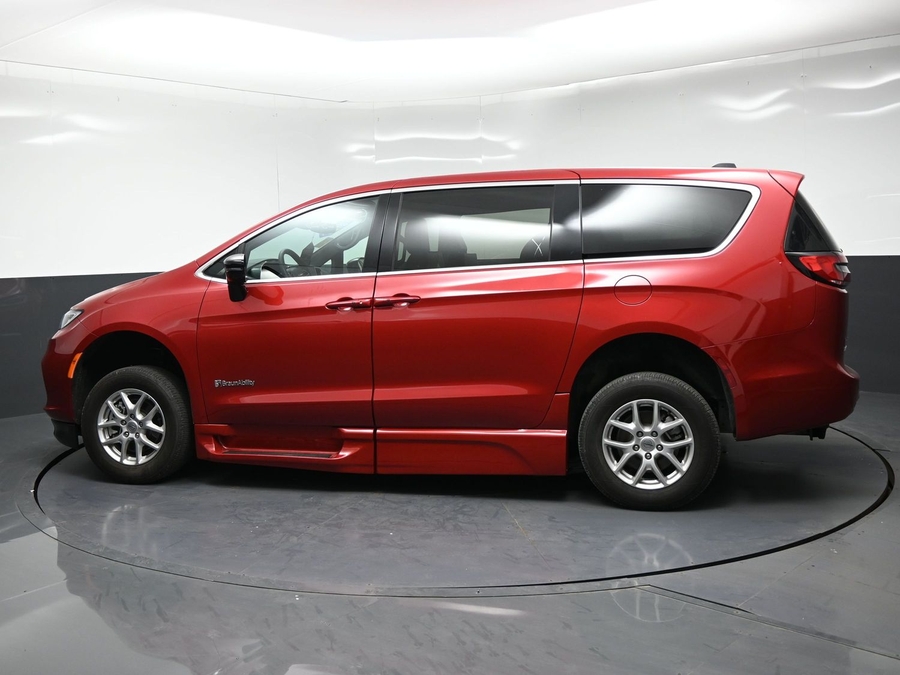 Used 2025 Chrysler Pacifica Select - BraunAbility Side Entry In Floor Automatic Ramp