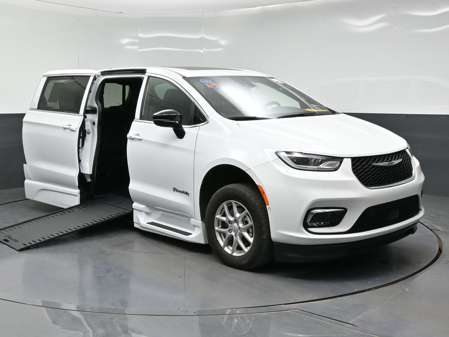 New 2026 Chrysler Pacifica Select Plus - BraunAbility Side Entry In Floor Automatic Ramp
