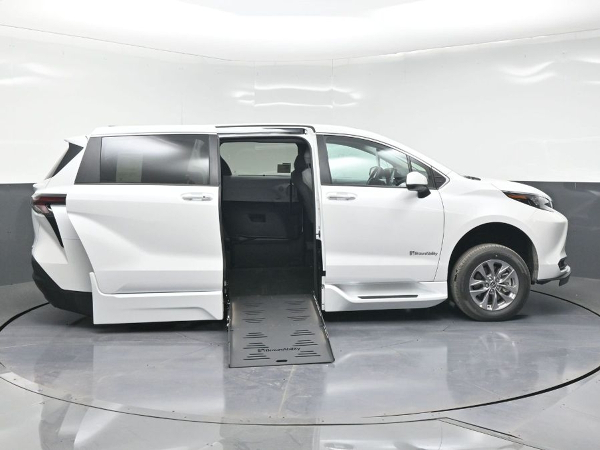 2025 TOYOTA SIENNA - Image 8