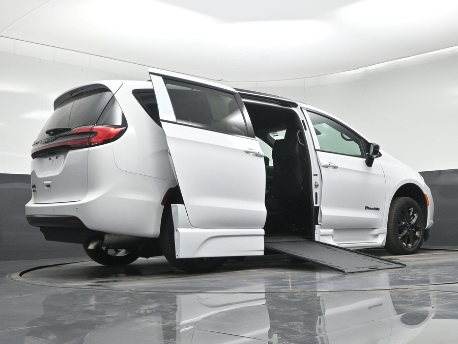 White Chrysler Pacifica image number 14