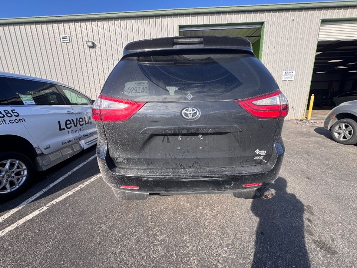 2017 TOYOTA SIENNA - Image 5