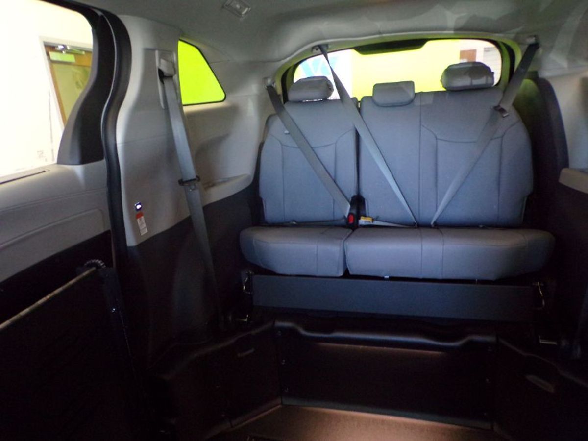 White Toyota Sienna image number 9