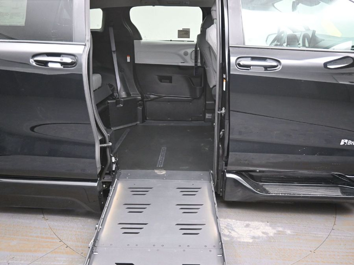 Black Toyota Sienna image number 14