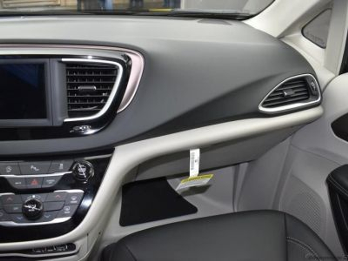 Grey Chrysler Voyager image number 12