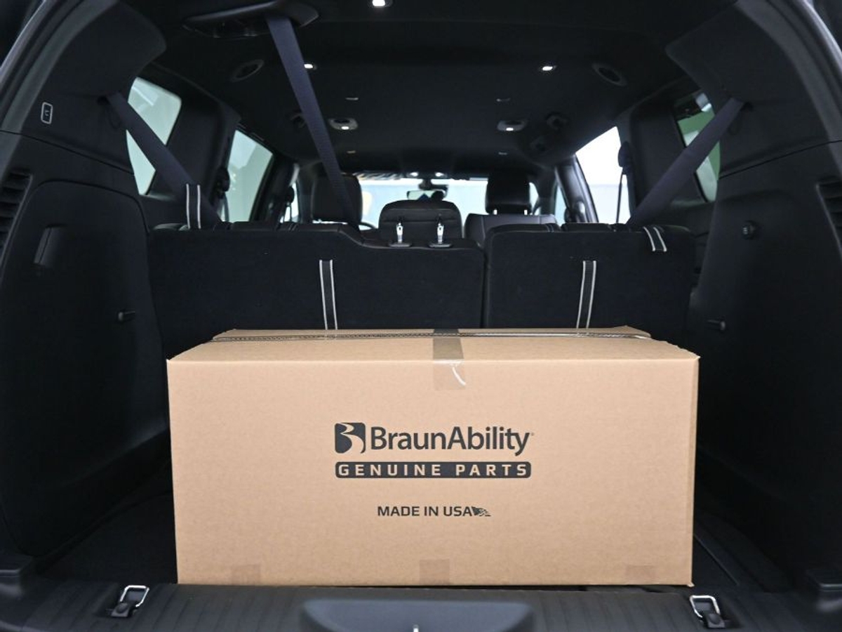 Black Chrysler Pacifica image number 13