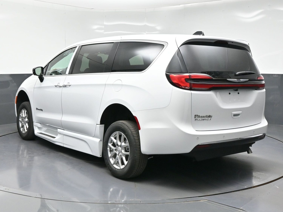 White Chrysler Pacifica image number 4