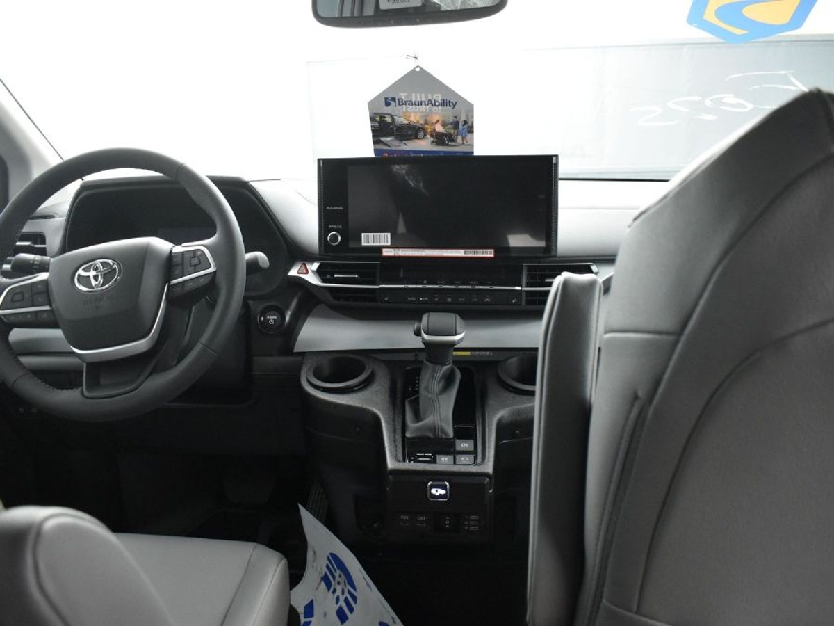 2025 TOYOTA SIENNA - Image 25