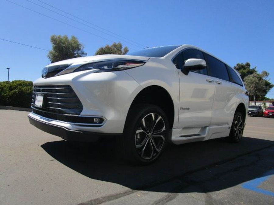New 2025 Toyota Sienna Hybrid Platinum - BraunAbility Side Entry Entry Fold Out Automatic Ramp