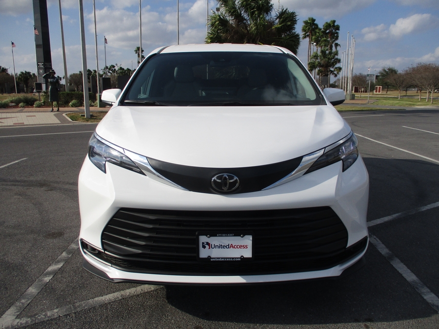 New 2026 Toyota Sienna Hybrid LE w swivel 2nd row - Vantage Mobility Rear Entry Entry Fold Out Manual Ramp