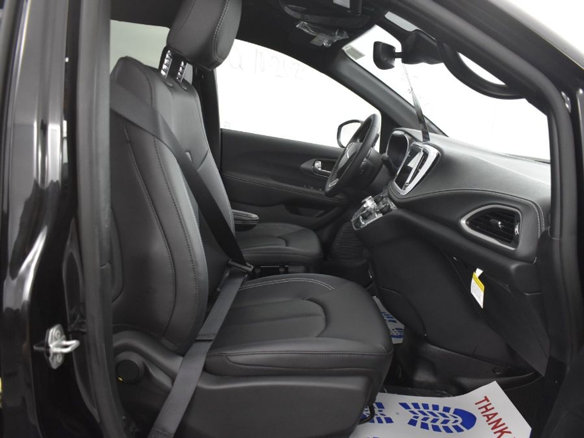 Black Chrysler Pacifica image number 8