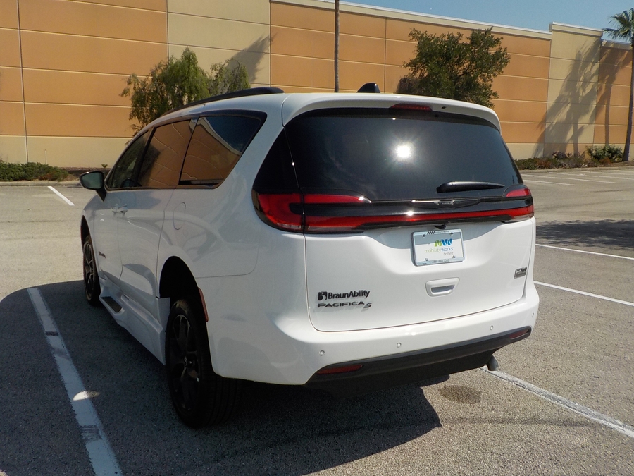 White Chrysler Pacifica image number 27